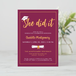 Invitación Ella Lo Hizo Grad Cap Burgundy Graduation Photo