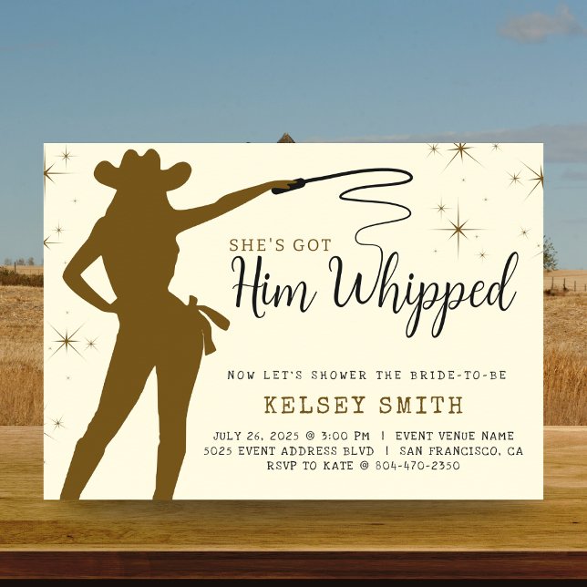 Invitación Ella lo tiene con una gallina lechera azotada con  (She's Got Him Whipped Cowgirl Whip Bridal Shower Invitation
)