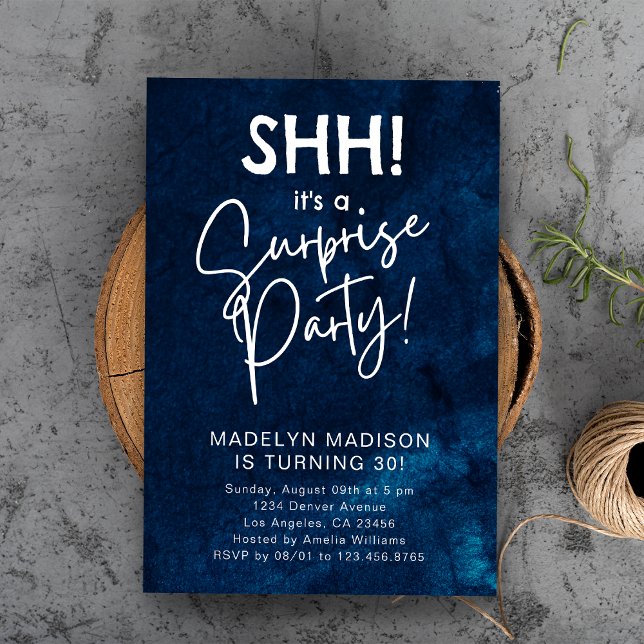 Invitación ¡ELLA! Surprise Birthday Party Marina Blue Waterco (SHH! Surprise Birthday Party Navy Blue Watercolor Invitation
)