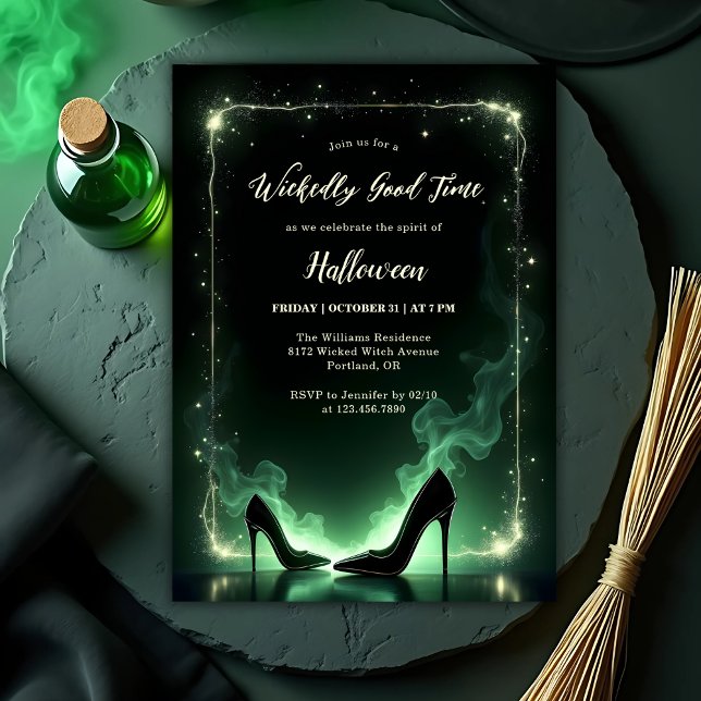 Invitación Emerald Wickly Good Time Chica (Wickedly Good Time Halloween Party Invitation – Witch Heels, Emerald Smoke & Sparkle)
