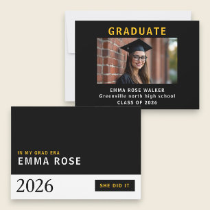 Invitación En Mi Era de Graduación Minimalista Negra de Gradu