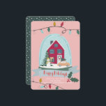 Invitación en movimiento de fotos rosadas del Glob<br><div class="desc">Esta bonita invitación de vacaciones de Navidades en movimiento muestra un globo de nieve con una casa, un muñeco de nieve y un auto sobre un fondo rosado. El reverso cuenta con un fondo verde con patrones de nieve blancos. Personalízalo para tus necesidades. Puedes encontrar productos coincidentes en mi tienda....</div>