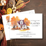 Invitación en movimiento de la casa de otoño de ac<br><div class="desc">Esta encantadora invitación cuenta con una escena de árboles de otoño acuáticos con una casa al fondo. Las palabras "Nuestra familia ha plantado nuevas raíces". Es la manera perfecta de hacer que sus amigos y familiares sepan de su próximo movimiento. Seguramente será un éxito con todos los que lo reciben....</div>