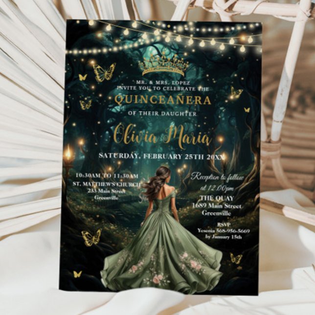 Invitación Encantado vestido verde de sabio forestal Quinceañ (enchanted forest starry night sage green dress brunette girl quinceanera invitation cards download)