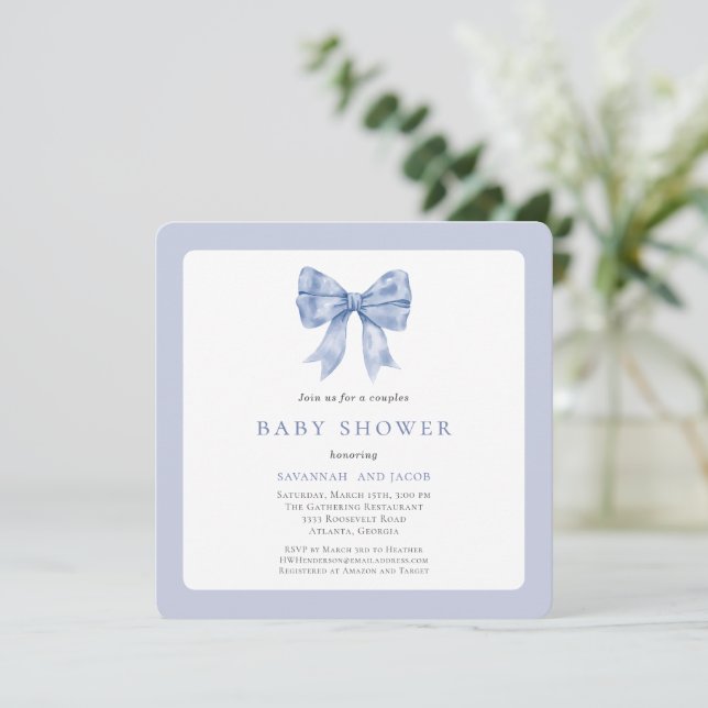 Invitación Encantador Cinta Azul Bow Boy Parejas Baby Shower (Anverso de pie)