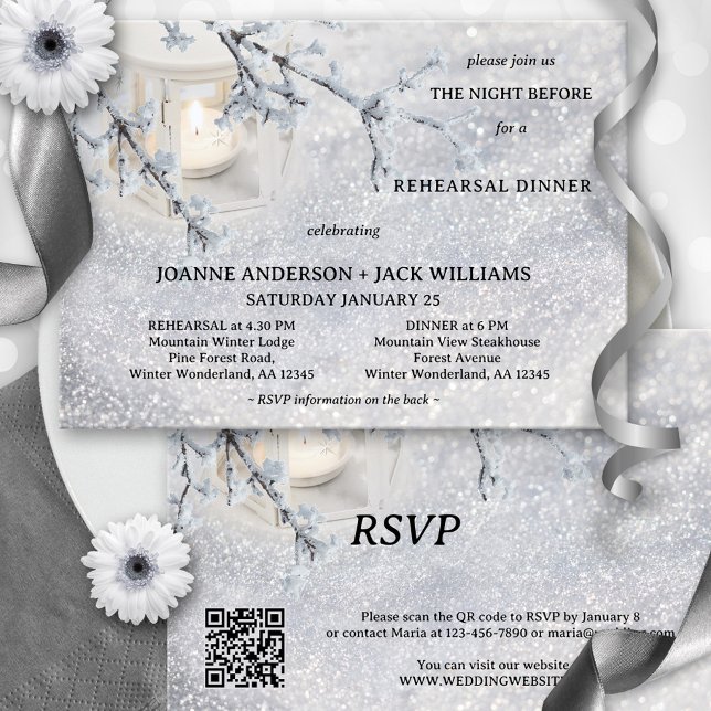 Invitación Encantadora cena de ensayo de la nevada de nieve e (Winter wedding rehearsal dinner invitation featuring a candle lit lantern on sparkling snow)