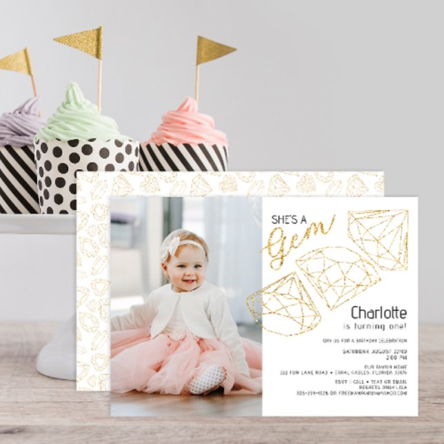 Invitación Es invitada a la fiesta de cumpleaños de Gem Glam  (she's a gem birthday party glitter gold photo 1st birthday invitation)