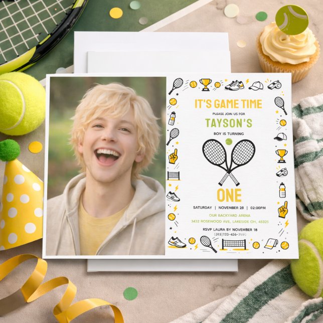 Invitación Es la foto del primer cumpleaños de Game Time Tenn (It’s Game Time Tennis 1st Birthday Photo – Fun Kid Invitation
)