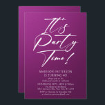 Invitación Es la hora del Fiesta 40 cumpleaños Fiesta simple<br><div class="desc">Es el Fiesta Time 40th 40th Birthday Party Simple Elegant Invitation Invite presenta un diseño minimalista con el texto "¡Es la hora del Fiesta!" en la moderna tipografía de escritura de caligrafía blanca y personalizado debajo con el texto de su personalizado en un fondo morado. Se pueden cambiar el estilo...</div>