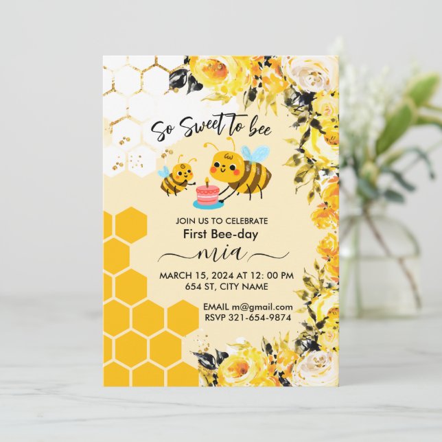 Invitación Es tan dulce ser adorable floral de primer cumplea (Anverso de pie)