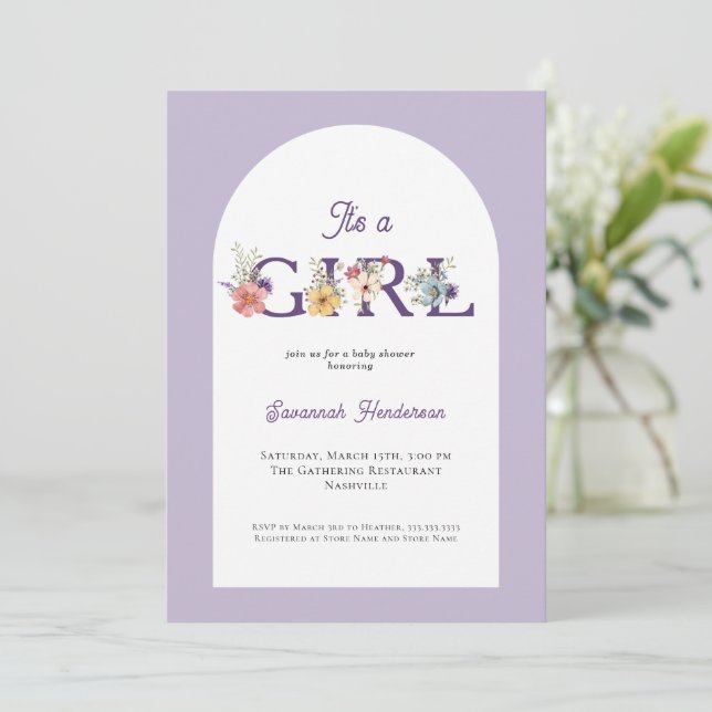 Invitación Es un Baby Shower Chica floral morado rosado (Anverso de pie)