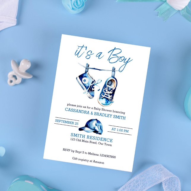Invitación Es un niño zapatos de bebé azules una gorra simple (It's a boy blue baby sneakers on a line baseball cap baby shower template invitation watercolor)