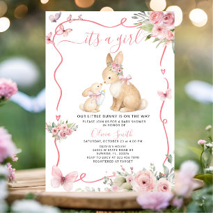 Invitación Es una coneja de shower para bebé niña con flores 