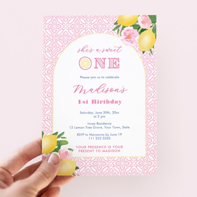 Invitación Es una Fiesta de primer cumpleaños rosada dulce de (Sweet One Citrus-themed pink floral 1st birthday party invitations for girl)