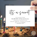 Invitación Es una fiesta secreta de cumpleaños sorpresa.<br><div class="desc">Es un secreto,  estamos lanzando una tarjeta de invitación sorpresa. ¿Planeando la celebración de la fiesta de cumpleaños de tu amada familia? Invite a los huéspedes con esta tarjeta de invitación perfecta. Añade tus detalles en letras o letras negras coincidentes.</div>