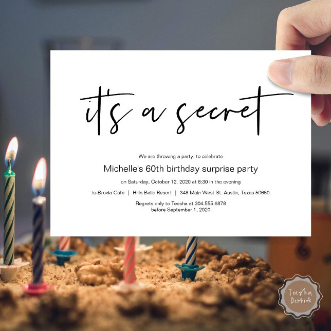 Invitación Es una fiesta secreta de cumpleaños sorpresa. (It's a secret !  Surprise Birthday invitation card, pdf, modern script, in black and white)