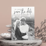 Invitación esbozada | Foto Guardar la fecha<br><div class="desc">Un diseño moderno y elegante permite guardar el diseño de la fecha con un suave superpuesto de texto negro y una foto vertical o retrato de sangrado completo. "Save the Date" aparece en la parte superior de la tipografía de guión esbozada a mano, con sus nombres, fecha de boda y...</div>