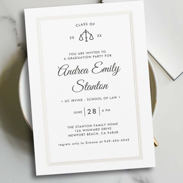 Invitación Escalas de graduación de la Facultad de Derecho de (law school graduation party invitation scales of justice black white embossed frame elegant template)