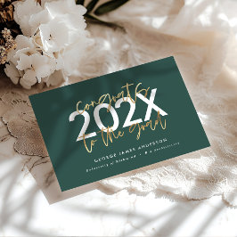 Invitación escritura moderna en verde y dorado graduación ele