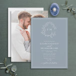 Invitación Escudo Dusty Blue Leafy Monograma Boda fotográfico<br><div class="desc">¡Nos encanta esta moderna y polvorienta invitación a una boda azul! Sencillo, elegante y muy bonito, tiene una corona de hojas dibujadas a mano que rodea un moderno monograma boda. Está personalizado en una tipografía elegante, acentuado con caligrafía con letras a mano. Finalmente, se recorta en un marco delicado y...</div>