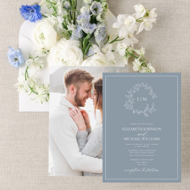 Invitación Escudo Dusty Blue Leafy Monograma Boda fotográfico (Subido por el creador)