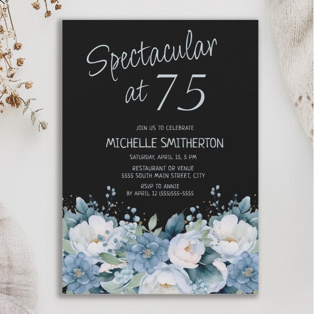 Invitación Espectacular 75 Dusty Blue Floral Blanco Negro  (Dusty blue and white floral on black "Spectacular at 75" women's birthday party invitation)