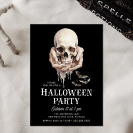 Invitación Espeluznando en la fiesta de Halloween en manos
