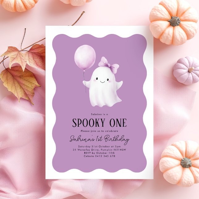 Invitación Espeluznante Globo Fantasma Purple de un primer cu (Spooky One! Girls Halloween 1st Birthday invitation with ghost & purple balloon on wavy background)