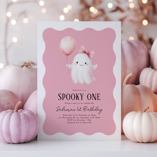 Invitación Espeluznante globo rosa fantasma de primer cumplea (Spooky One! Cute girl Halloween 1st Birthday invitation with ghost & pink balloon on wavy background)
