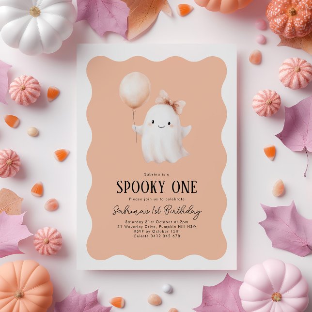 Invitación Espeluznante Naranja fantasma de primer cumpleaños (Spooky One! Girls Halloween 1st Birthday invitation with ghost & orange balloon on wavy background)