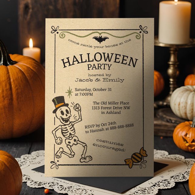 Invitación Espeluznante Skeleton retro de la fiesta de Hallow (A vintage-style Halloween invite with a dancing skeleton, top hat, bat, and candy accents.)