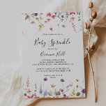 Invitación Espolvorea de bebé floral salvaje de color clásico<br><div class="desc">Esta clásica y colorida invitación a rociar bebés con flores silvestres es perfecta para una ducha rústica para bebés. El diseño se compone de flores silvestres amarillas,  violetas y blancas con follaje en un fondo de color rosa y verde.</div>