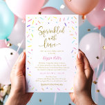 Invitación Espolvoreada con amor Nena Arcoiris rociada<br><div class="desc">El diseño es muy agradable,  con una acuarela de colores que rompen con el confetti y letras falsas de purpurina dorado.</div>