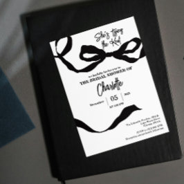 Invitación está atando el nudo de la ducha de novia en blanco