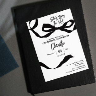 Invitación está atando el nudo de la ducha de novia en blanco