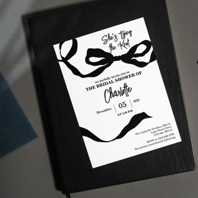 Invitación está atando el nudo de la ducha de novia en blanco (marriage bride cute couple simple bridal shower black white simple)