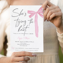 Invitación Está atando el nudo Script Pink Bow Bridal Shower