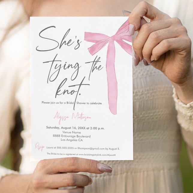 Invitación Está atando el nudo Script Pink Bow Bridal Shower (She's tying the knot script bridal shower invitation template with pink bow.)