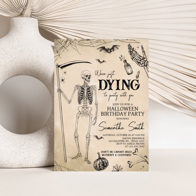 Invitación Estamos muriendo por la fiesta de cumpleaños de Ha (We're Dying to Party Skull Birthday Halloween Invitation)