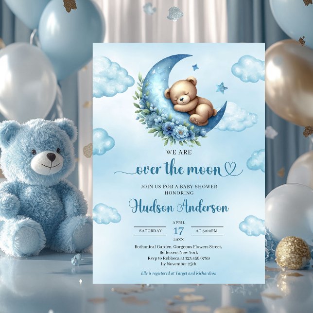 Invitación Estamos sobre la luna lindo oso de peluche marrón  ( we are over the moon - sleeping teddy bear over floral moon boy baby shower invitation)