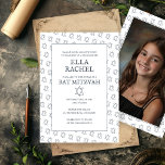 Invitación Estrella de David B'nai Bat Bar Mitzvah Foto Perso<br><div class="desc">¡Tarjeta perfecta para anunciar un bar mitzvah, bat mitzvah u otra celebración judía! ¡La mano hizo arte para ti! ¡TODO PERSONALIZABLE! Haga clic en "Personalizar" para editar el texto y añadir su propia foto al reverso. Haga clic en "editar usando la herramienta de diseño" para ajustar las fuentes, colores y...</div>