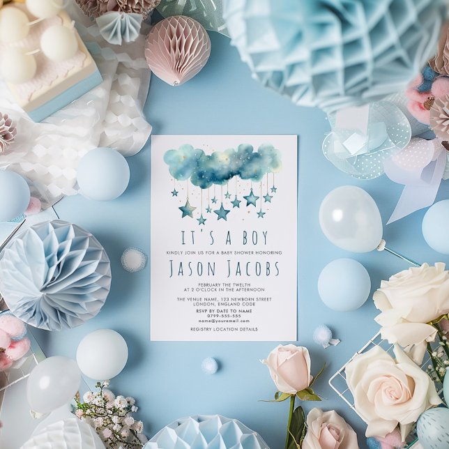 Invitación Estrellas azules Es una ducha de bebé para niños (Blue stars baby shower invitation with watercolor stars and elegant script for a boy.)