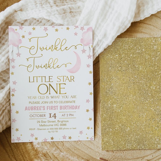 Invitación Estrellas de Luna Rosa Twinkle Pequeña Estrella Pr (Twinkle twinkle little star first birthday invitation for a baby girl featuring two pink clouds.)