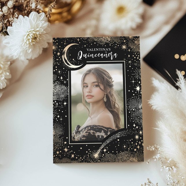 Invitación Estrellas de oro celestes Noche de luna Quinceaner (Quinceanera 15th birthday photo invitations with gold moon and stars on the black background)