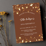 Invitación Estrellas doradas marrones de cumpleaños de lujo<br><div class="desc">Un fondo marrón decorado con estrellas doradas. Personalice y agregue un nombre y detalles del fiesta. El nombre está escrito con un guión de estilo con letras a mano,  letras de color blanco.</div>