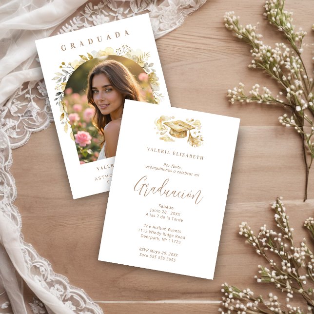 Invitación Exquisite Beige Graduate Cap Floral Arch Photo (Exquisite Graduate Cap in Beige Tones Graduation Invitation Card Design in Spanish with Front Photo.)