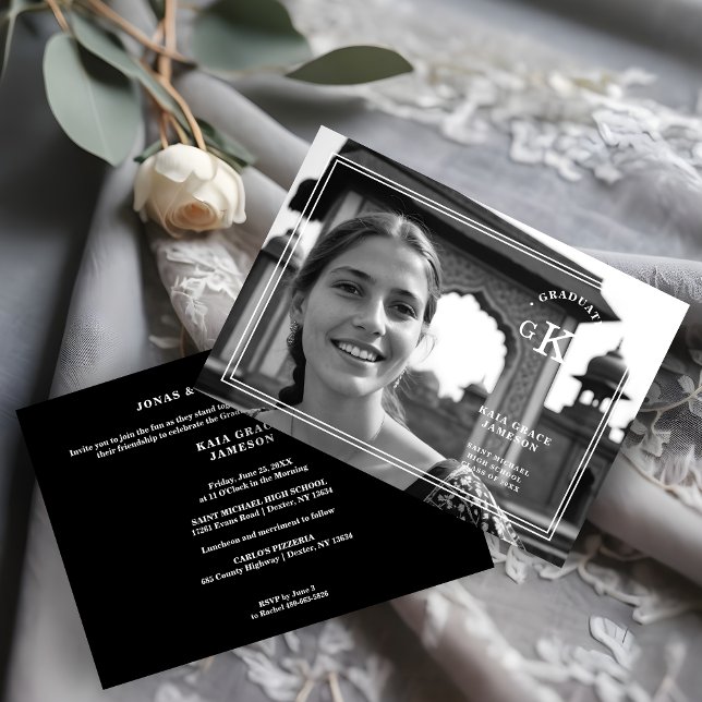 Invitación Exquisito gráfico de Moda en blanco y negro (Exquisite Black & White Stylish Chic Photo Grad Initials Modern Calligraphy Invitation Card. )