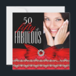 Invitación Fabuloso 50 50th Birthday Party Red Black Photo<br><div class="desc">Fabulous 50, Red y Diamond Jewel Bow, Black with Photo. 50.ª Invitación a la fiesta de cumpleaños. Invitar a todas las ocasiones a añadir una invitación fotográfica. Invitaciones de cumpleaños de todas las Ocasiones. Personalizar con sus propios detalles y edad. Plantilla para Dulce 16, 16, Quinceanera 15, 18, 20, 21,...</div>