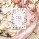 Invitación Fairy First Birthday Invitation Fairy First Chicas<br><div class="desc">Fairy First - Una tierna invitación al primer cumpleaños para tu niñitas de primer cumpleaños. Nuestro diseño incluye hadas,  flores rosadas y púrpura,  mariposas y un elegante tipo de letra de escritura,  lo que hace de este el tema de primer cumpleaños más lindo para tu niñita.</div>
