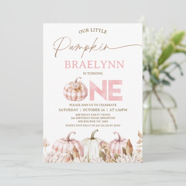 Invitación Fall Pink Girls Plaid Pumpkin First Birthday (Anverso de pie)